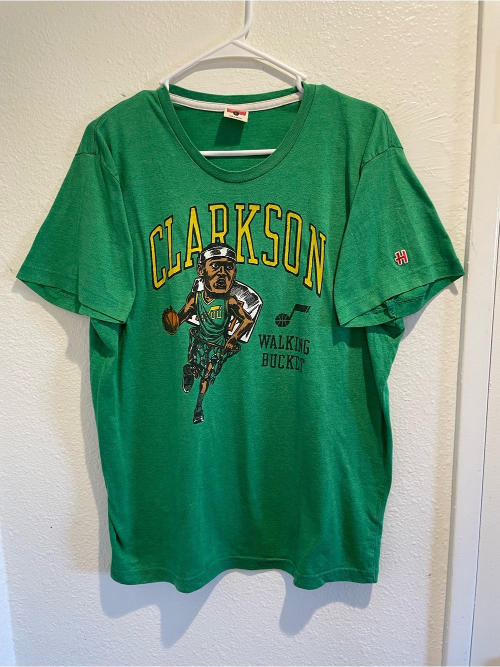 Homage Jordan Clarkson Walking Bucket Utah Jazz Short Sleeve Tee Mens L